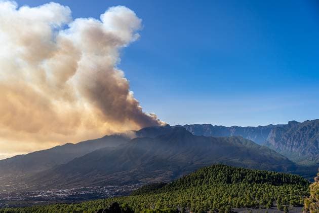 Bilder des Jahres 2023, News 07 Juli News Themen der Woche KW28 News Bilder des Tages Forest Fire In Canary Islands Smoke caused by the flames of the La Palma fire, 16 July 2023, in Puntagorda, La Palma, Canary Islands (Spain). This fire declared in the early hours of yesterday morning in urban forest area in the municipality of Puntagorda already affects about 4,600 hectares and has burned 11 houses. In addition, the Emergency Coordination Center has announced the evacuation of more than 4,000 people from the municipalities of Tijarafe and Puntagorda, due to the advance of the fire. The Canary Islands Government has assumed the management of the emergency in application of the Special Plan for Civil Protection and Emergency Attention due to Forest Fires in the Autonomous Community of the Canary Islands (INFOCA). Besides, th  Copyright: xEuropaxPress ABACAx 860882_002 EuropaxPress ABACAx 860882_002 
