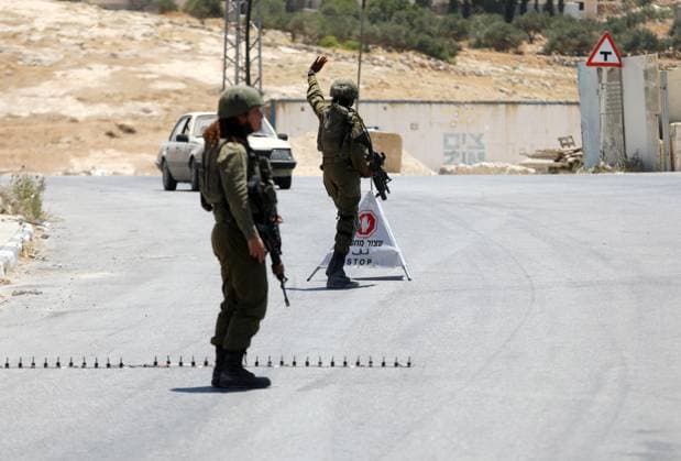 News Themen der Woche KW28 News Bilder des Tages Israeli soldiers block the road leading to the West Bank town of Janatah south of Bethlehem, as settlers wave flags, following a reported shooting attack at the Tekoa junction Israeli soldiers block the road leading to the West Bank town of Janatah south of Bethlehem, as settlers wave flags, following a reported shooting attack at the Tekoa junction on July 16, 2023. Israeli forces blocked the two main entrances to the village of Tuqu, in Bethlehem province, this morning causing a traffic jam and preventing locals from entering or leaving the village, according to local sources. Photo by Mamoun Wazwaz apaimages Bethlehem West Bank Palestinian Territory 160723_BETHLEHEM_ MW_00 (27) Copyright: xapaimagesxMamounxWazwazx xapaimagesx