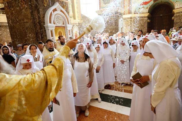 Bilder des Jahres 2023, News 07 Juli News Themen der Woche KW28 News Bilder des Tages Russia Religion Mercy Sisters Graduation 8479514 16.07.2023 Graduates of Sisters of Mercy courses organised by Kalinigrad diocese of Russian Orthodox Church are sprinkled with holy water during a service at the Cathedral of Christ the Saviour in Kaliningrad, Russia. After the free of charge 2-month courses, where they studied Christian anthropology, Christian psychology, the basics of first aid and nursing, sisters of mercy will work with seriously ill patients at hospitals of the region. Vitaly Nevar Sputnik Kaliningrad Russia  Copyright: xVitalyxNevarx