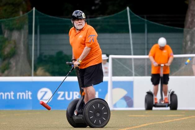 Bilder des Jahres 2023, Entertainment 07 Juli Entertainment Themen der Woche KW28 Entertainment Bilder des Tages Apple-Mitgründer Steve Wozniak spielt mit dem Team Chaos bei den Segway-Polo-Weltmeisterschaften 2023 (ISPA WOZ Challenge Cup) ausgetragen von der SegwayPolo Deutschland und der International Segway Polo Association (ISPA) im Sportpark Müngersdorf. Köln, 16.07.2023 NRW Deutschland *** Apple co-founder Steve Wozniak plays with Team Chaos at the Segway Polo World Championships 2023 ISPA WOZ Challenge Cup organized by SegwayPolo Germany and the International Segway Polo Association ISPA at Sportpark Müngersdorf Cologne, 16 07 2023 NRW Germany Copyright: xChristophxHardtx