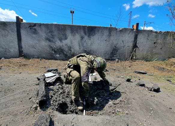 Bilder des Jahres 2023, News 07 Juli News Themen der Woche KW28 News Bilder des Tages Russia Ukraine Military Operation Shelling 8479530 16.07.2023 A member of the DPR mission to the Joint Center for Control and Coordination (JCCC) on issues related to Ukraine s war crimes inspects a crater left by a missile after a recent shelling by Ukrainian forces, in the course of Russia s military operation in Ukraine, in Donetsk, Donetsk People s Republic, Russia. RIA Novosti Sputnik Donetsk Donetsk People s Republic Russia  Copyright: xRIAxNovostix