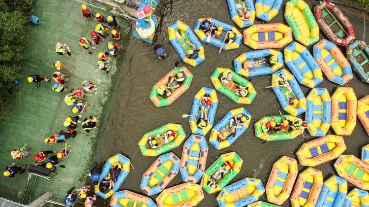 Bilder des Jahres 2023, News 07 Juli News Themen der Woche KW28 News Bilder des Tages Tourists Experience River Rafting in Huai an HUAI AN, CHINA - JULY 16, 2023 - Tourists experience river rafting in the Tieshan Temple Forest Park in Huai an City, Jiangsu Province, China, July 16, 2023. Tieshan Temple Drift Road is 5.3 kilometers long, with a maximum drop of 128 meters. Huai an Jiangsu China  Copyright: xCFOTOx originalFilename: cfoto-tourists230716_np3XJ.jpg