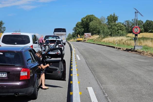 Autofahrer stehen am 16.07.2023 im Einspurigen Baustellenbereich auf der Autobahn 72 (A72) bei Stollberg im Stau. Ursache war ein defektes Fahrzeug das im Einspurigen Bereich nicht überholt oder an den Fahrbahnrand geschoben werden konnte. Kleine Ursache aber für viele Autofahrer im Kilometerlangen Rückstau in der Ferienzeit ärgerlich. Stollberg Sachsen Deutschland *** Motorists stand on 16 07 2023 in the single lane construction area on the highway 72 A72 near Stollberg in the traffic jam Cause was a defective vehicle in the single lane area could not be overtaken or pushed to the edge of the road Small cause but for many motorists in the kilometer-long tailback in the vacation season annoying Stollberg Saxony Germany