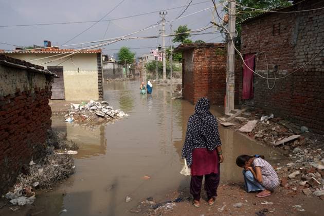 Bilder des Jahres 2023, News 07 Juli News Themen der Woche KW28 News Bilder des Tages INDIA-FLOODS Residents wade through a waterlogged street to reach their homes in a low-lying area, after a rise in the waters of river Yamuna due to heavy monsoon rains, in New Delhi on July 16, 2023. New Delhi India  Copyright: xMayankxMakhijax originalFilename: makhija-notitle230716_npZBH.jpg