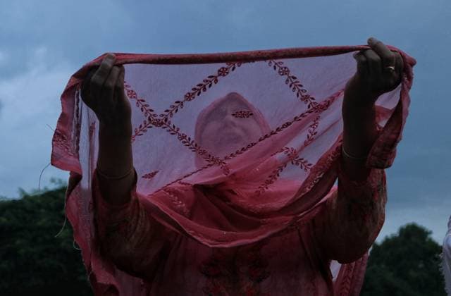 News Bilder des Tages News Themen der Woche KW28 Special Prayers On The Martyrdom Anniversary of Hazrat Umar Farooq (RA) July 16,2023, Srinagar Kashmir, India : A Kashmiri Muslim woman prays upon seeing a relic believed to be hair from the beard of Prophet Mohammed (PBUH) during special prayers on the martyrdom anniversary of Hazrat Umar Farooq (RA), the second Caliph of Islam, at Hazratbal Shrine in Srinagar. On July 16,2023 in Srinagar Kashmir, India.(Photo By Firdous Nazir Eyepix Group) Copyright: xFirdousxNazirx EyepixxGroupx EYEPIXGROUP_FN_16072023_8