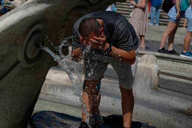 News Bilder des Tages News Themen der Woche KW28 Rome Braces For Hottest Summer Ever People cool off during an ongoing heat wave with temperatures reaching 40 degrees, at Piazza di Spagna, on July 16, 2023 in Rome, Italy. Rome Italy  Copyright: xMassimoxValicchiax originalFilename: valicchia-notitle230716_np0Z6.jpg