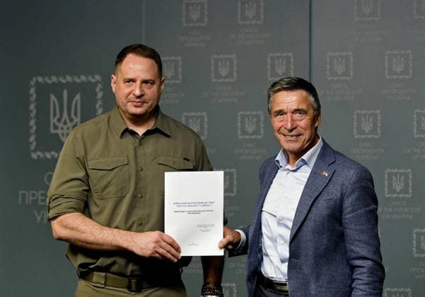 Briefing of Andriy Yermak and Anders Fogh Rasmussen in Kyiv Kyiv, Ukraine - September 13, 2022 - Head of the Office of the President Andriy Yermak (L) and former NATO Secretary General Anders Fogh Rasmussen attend a briefing to present the recommendations on security guarantees for Ukraine, which should become the basis of the Kyiv Security Compact, Kyiv, capital of Ukraine. Photo by Ruslan Kaniuka Ukrinform ABACAPRESS.COM Kiev Ukraine  Copyright: xRuslanxKaniuka Ukrinform ABACAx 824467_016 RuslanxKaniuka Ukrinform ABACAx 824467_016 