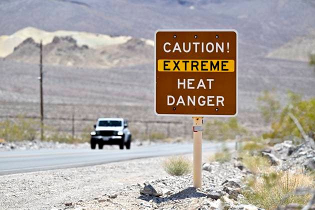 Bilder des Jahres 2023, News 07 Juli News Bilder des Tages News Themen der Woche KW28 July 16, 2023 - Death Valley National Park, California, U.S. - A car passes a sign warning of extreme heat danger in Death Valley National Park, California on July 16, 2021. An excessive heat warning was issued for much of the Southwest United States. Climate models almost unanimously predict that heat waves will become more intense and frequent as the planet continues to warm. Death Valley National Park USA - ZUMAbk3_ 20230716_zaf_bk3_009 Copyright: xDavidxBeckerx