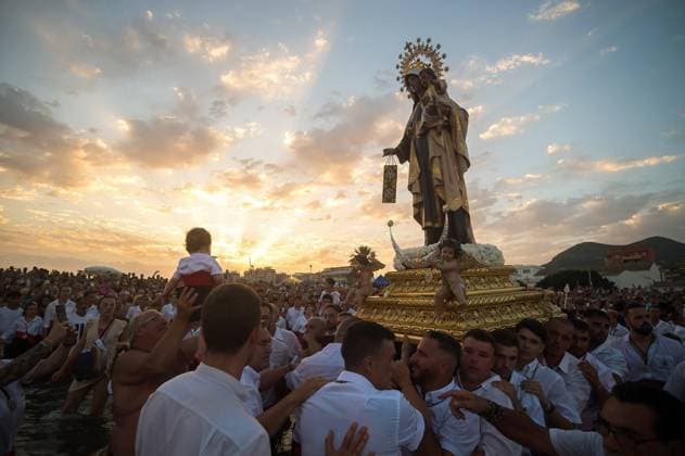 News Bilder des Tages July 16, 2023, Malaga, Spain: Penitents of Virgen del Carmen brotherhood are seen carrying the statue of the virgin at the beach as they take part in a procession in El Palo neighborhood. Every year, on 16 July, Malaga city celebrates a religious feast in honor of the Virgen del Carmen , patron of sailors and fishermen. The statue of the Virgin, carried by a group of believers in traditional costume along the streets, is placed on a boat from the beach, which later on sails down the Malaga coast. Malaga Spain - ZUMAs197 20230716_zaa_s197_150 Copyright: xJesusxMeridax