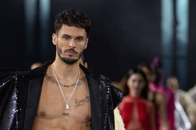 PFW L Oreal Runway Baptiste Giabiconi walks the runway during the L Oreal Womenswear Spring Summer 2023 show as part of Paris Fashion Week in Paris, France on October 02, 2022. Photo by Aurore Marechal ABACAPRESS.COM Paris France  Copyright: xMarechalxAurore ABACAx 826886_226 MarechalxAurore ABACAx 826886_226 