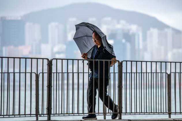 Bilder des Jahres 2023, News 07 Juli News Bilder des Tages July 17, 2023, Hong Kong, China: A man enveloped by his umbrella as he strolls along the waterfront during Typhoon Talim in Hong Kong. This was the first typhoon of the year and the HK Observatory issued the Number 8 Signal, effectively shutting down the city. Hong Kong China - ZUMAs197 20230717_zaa_s197_009 Copyright: xBenxMaransx