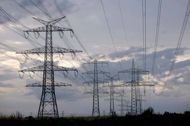 Strommasten auf einem Feld bei Frechen. Die Bundesrepublik Deutschland ist seit Kurzem auf Stromlieferungen aus dem Ausland angewiesen, vor allem aus Frankreich. (Themenbild, Symbolbild) Pulheim, 16.07.2023 NRW Deutschland *** Electricity pylons on a field near Frechen The Federal Republic of Germany has recently become dependent on electricity supplies from abroad, especially from France Topic Image, Symbol Image Pulheim, 16 07 2023 NRW Germany Copyright: xChristophxHardtx