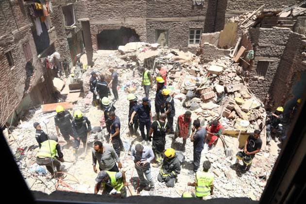 Bilder des Jahres 2023, News 07 Juli News Bilder des Tages (230717) -- CAIRO, July 17, 2023 -- Rescuers work at a building collapse accident site in Cairo, Egypt, July 17, 2023. At least seven people were killed and another one was wounded on Monday after a five-story building collapsed here in the Egyptian capital. ) EGYPT-CAIRO-BUILDING COLLAPSE-AFTERMATH AhmedxGomaa 