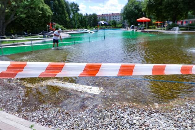 News Bilder des Tages Hannover, Das Hainhölzer Bad muss auch am Montag, 17. Juli, den ganzen Tag geschlossen bleiben. Randalierer hatten dort am Wochenende Glasflaschen zerdeppert. *** Hanover, the Hainhölzer bath must remain closed also on Monday, 17 July, the whole day rioters had smashed glass bottles there on weekend
