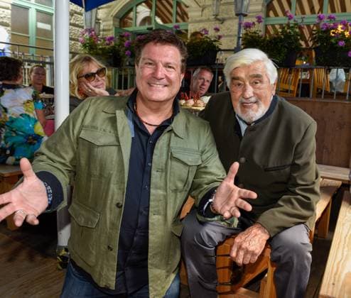 Medienstammtisch im Hofbräukeller in Haidhausen am 28Juni 2023 Francis Fulton Smith mit Mario Adorf _DSC4662