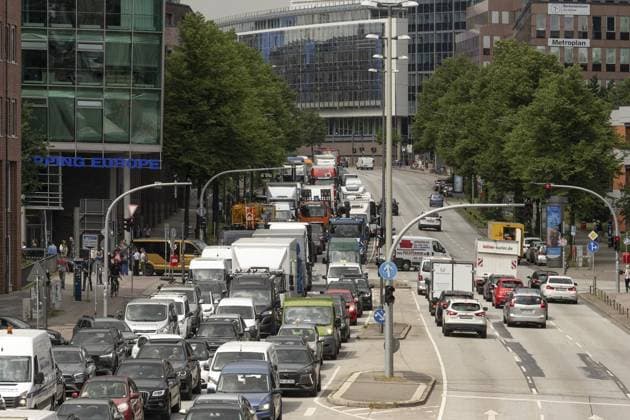 Verkehrschaos *** NUR FÜR REDAKTIONELLE ZWECKE *** EDITORIAL USE ONLY ***<p>14.07.2023, Hamburg: Wegen Straßensperrungen im Verlauf der Triathlon -Strecke kommt es auf den Ausweichrouten wie hier auf der Ludwig-Erhard-Straße zu erheblichen Verzögerungen und Staus.. Deutschland Hamburg Hamburg Copyright: ThorstenxAhlf *** Traffic chaos FOR EDITORIAL PURPOSES ONLY EDITORIAL USE ONLY p 14 07 2023, Hamburg Due to road closures along the triathlon course, there will be considerable delays and traffic jams on the alternate routes, such as here on Ludwig Erhard Straße Germany Hamburg Hamburg Copyright ThorstenxAhlf Copyright: ThorstenxAhlf doc7r2ittky66a1j5zyz7au ,EDITORIAL USE ONLY