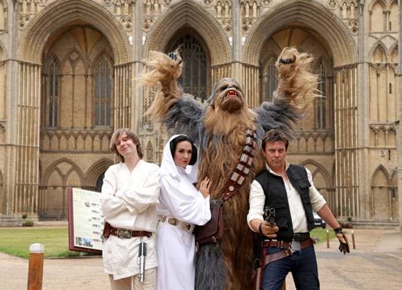Bilder des Jahres 2023, News 07 Juli One of the largest Star Wars private fan collections in the world can be seen in the magnificent Peterborough Cathedral from 19th July. The exhibition, Unofficial Galaxies, at Peterborough Cathedral, includes over 120 exhibits, with a life-sized Land Speeder amongst on show alongside rare Star Wars toys and items. Peterborough, Cambridgeshire, UK. 
