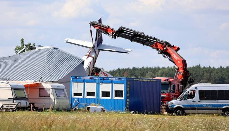 News Bilder des Tages Poland: 5 killed as plane crashes into hangar Photo: Piotr Molecki East News A small plane Cessna crashed into a hangar in Poland on Monday 17 July 2023, killing five people and injuring at least eight others. Pictured: crash site in the village of Chrcynno, near Warsaw, on 18 July 2023. EN_01591874_0032 
