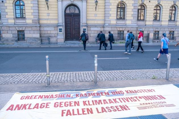 Vor der Zivilkammer des Landgericht Leipzig begann am Dienstag, 18.7. ein Zivilprozess gegen drei Personen, welche im Juli 2021 die Zufahrt zum DHL Hub am Flughafen Leipzig Halle in Schkeuditz mit einer Demonstration blockiert haben. DHL macht einen Schaden im Millionenbereich geltend. Landgericht Leipzig DHL *** Before the civil chamber of the Leipzig Regional Court began on Tuesday, 18 7 a civil case against three people who blocked the access to the DHL Hub at Leipzig Halle Airport in Schkeuditz with a demonstration in July 2021 DHL claims damages in the millions Landgericht Leipzig DHL