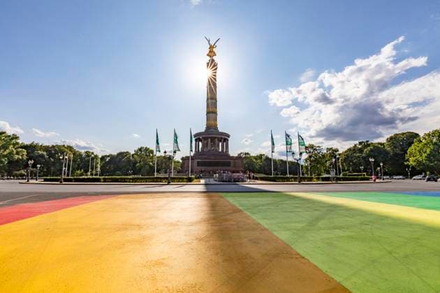 News Bilder des Tages Regenbogenfarben vor dem Großen Stern, Vor dem Großer Stern Fahrbahn mit Regenbogenfarben im Vorfeld vom CSD Berlin Berlin Deutschland *** Rainbow colors in front of the Great Star, In front of the Great Star roadway with rainbow colors in the run-up to the CSD Berlin Berlin Germany