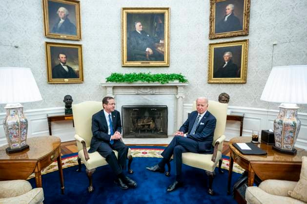 News Bilder des Tages July 18, 2023, Washington, District of Columbia, USA: US President Joe Biden (R) participates in a bilateral meeting with Israeli President Isaac Herzog (L) in the Oval Office of the the White House in Washington, DC, USA, 18 July 2023. President Biden has invited Israeli Prime Minister Benjamin Netanyahu to a meeting in the United States for the first time since Prime Minister Netanyahu re-entered office in December Washington USA - ZUMAs152 20230718_faa_s152_146 Copyright: xShawnxThewx-xPoolxviaxCNPx