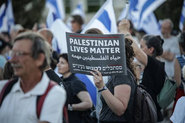Bilder des Jahres 2023, News 07 Juli News Bilder des Tages A Vigil In Front Of The Supreme Court During The Day Of Resistance In Jerusalem Demonstrators march with national flags during a day of resistance to protest the Israeli government s judicial overhaul bill, near the Supreme Court in Jerusalem on July 18, 2023. jerusalem Israel  Copyright: xSaeedxQaqx originalFilename: qaq-notitle230718_npGYo.jpg
