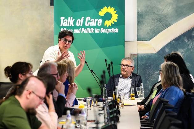 Susan Sziborra-Seidlitz (BÜNDNIS 90 DIE GRÜNEN). Mitglied des Landtags Gesundheits- und Krankenpflegerin hat zu einer Veranstaltung zum Thema Talk of Care Pflege und Politik im Gespräch mit Pflegefachkräften im Landtag eingeladen. *** Susan Sziborra Seidlitz BÜNDNIS 90 DIE GRÜNEN member of the state parliament health and nurse invited to an event on Talk of Care care and politics in conversation with nursing professionals in the state parliament