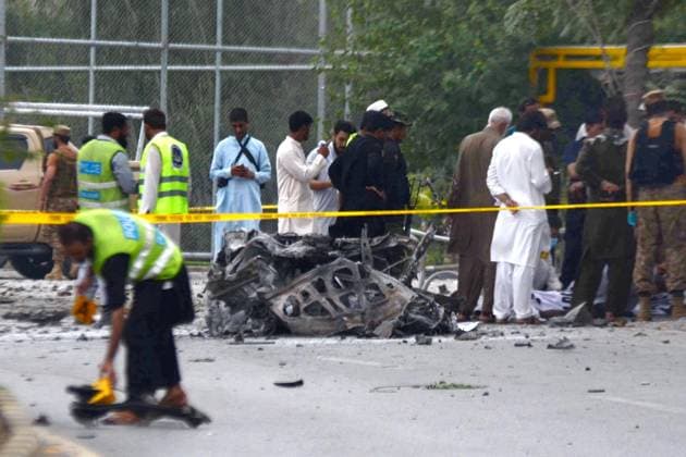 News Bilder des Tages (230718) -- PESHAWAR (PAKISTAN), July 18, 2023 -- Security personnel examine the blast site in Peshawar, Pakistan, on July 18, 2023. Eight people were injured when a blast hit a vehicle of paramilitary troops Frontier Corps in Pakistan s northwest Khyber Pakhtunkhwa province on Tuesday afternoon, rescue teams and police said. (Str Xinhua) PAKISTAN-PESHAWAR-BLAST Stringer 
