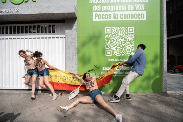 Bilder des Jahres 2023, News 07 Juli News Bilder des Tages Femen Protest Outside Vox HQ - Madrid A person tries to prevent a protest by the activist collective FEMEN in front of the national headquarters of Vox, July 18, 2023, in Madrid, Spain. During the action, the activists of the collective have protested against Vox s hate speech and denialist discourses on gender violence. Photo by Diego Radames Europa Press ABACAPRESS.COM Madrid Spain  Copyright: xEuropaxPress ABACAx 861225_004 EuropaxPress ABACAx 861225_004 