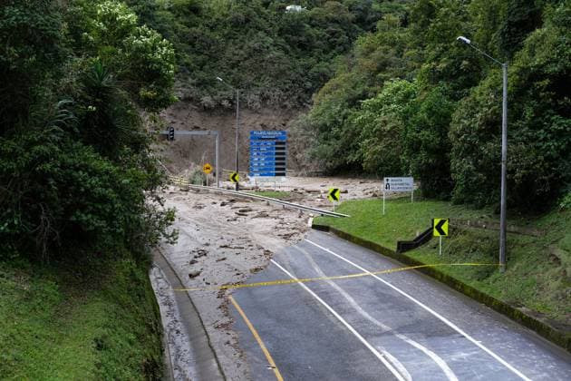 Bilder des Jahres 2023, News 07 Juli News Bilder des Tages July 18, 2023, Bogota, Cundinamarca, Colombia: The entrance of the Naranjal toll booth between Bogota and Villavicencio is seen filled with land debree after a landslide caused by heavy rains left at least 14 people dead and about 12 missing in Quetame, Cundinamarca, Colombia. Bogota Colombia - ZUMAvp1_ 20230718_zia_vp1_011 Copyright: xMarioxToroxQuinterox