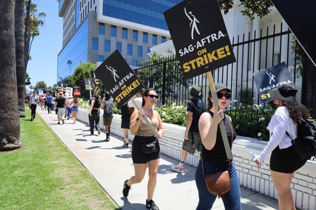 News Bilder des Tages July 18, 2023, Hollywood, California, U.S.A: A woman holds a SAG-AFTRA on Strike sign, as hundreds of Hollywood Actors join Writers (who have been striking for two months) on the second day of the Screen Actors Guild Strike, in front of the Netflix Headquarters and Sunset Studios in Hollywood, CA. Spirits were high in spite of the Extreme Heat warning underway in Los Angeles, and hot tempers over perceived corporate greed and the failure of movie and television Studio executives to meet their needs. Hollywood U.S.A - ZUMAk144 20230718_znp_k144_031 Copyright: xAmyxKatzx