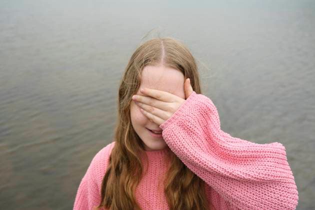 Creative Highlights Symbolbilder Little girl covering eyes with hand near river Reykjavík, Reykjavíkurborg, Iceland R_OSBJ230717-1217990-01 ,model released, Symbolfoto