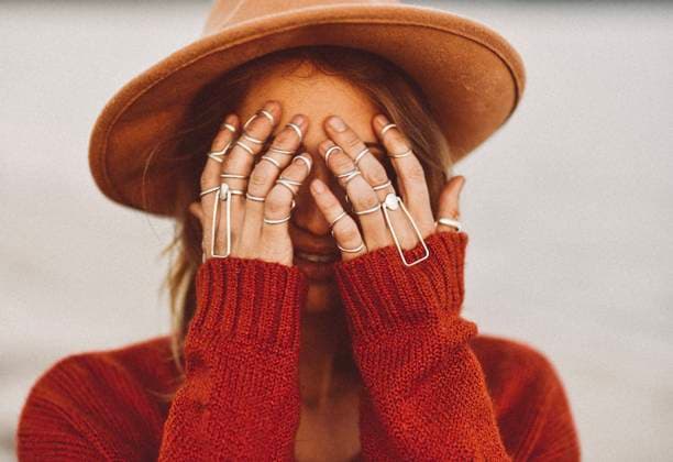 Creative Highlights Symbolbilder Young Woman Covering Face with Hands in Silver Ring Splints Beaufort, South Carolina, United States R_ZNKT230717-1213485-01 ,model released, Symbolfoto