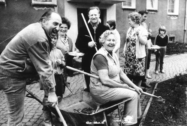 DDR, historisch, Bauen, Baugeschehen, Volkswirtschaftliche Masseninitiative (VMI), außerberufliche Aufbauarbeit Arbeitseinsätze der Bürger Bevölkerung: Neustadt in Sachsen, Otto-Nuschke-Straße 6 bis 9, Arbeitseinsatz der Hausgemeinschaft, Frau sitzt auf Schubkarre, lachende Menschen, 07.05.1986. ! ACHTUNG Aufnahmedatum laut Beschriftung *** GDR, historical, Build, Construction activity, National Mass initiative VMI , extra-occupational Development work His work records the Citizens Population Neustadt in Saxony, Otto Nuschke Street 6 to 9, Work assignment the House Community, Woman sits at Wheelbarrow, Laughter People, 07 05 1986 Attention Date of recording according to Lettering Copyright: xSZ MarionxGröningx 0000010122081144 ! ACHTUNG Aufnahmedatum laut Beschriftung