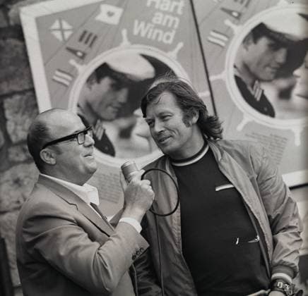 Leben in der DDR Leben in der DDR Addi Jacobi, ehemals bekannter Moterator und Filmkenner, im Gespräch mit DEFA Schauspielern vor dem Cafe Roter Turm Chemnitz über den Film Tödlicher Irrtum Karl-Marx-Stadt Sachsen Deutschland *** Life in the GDR Life in the GDR Addi Jacobi, formerly known Moterator and Film Connoisseur, at Interview with DEFA Acting before the Cafe Red Tower Chemnitz via the Film Deadly Error Karl Marx City Saxony Germany 0408-70-Kmstadt_Mitic-Jacobi_Addi_Filmvorstellung (7)