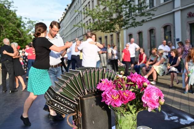 Tango auf dem Brühl Tango nach Feierabend auf dem Chemnitzer Brühl. Mit solchen Aktionen bereitet sich u.a. die Sächsischen Mozartgesellschaft auf das Europäische Kulturhauptstadtjahr 2025 vor für, das Chemnitz Gastgeber sein wird. Chemnitz Sachsen Germany *** Tango at the Brühl Tango to Feierabend at the Chemnitz Brühl with such Actions prepared itself U a the Saxon Mozart Society at the European Capital of Culture Year 2025 before for, the Chemnitz Host its will Chemnitz Saxony Germany Chemnitz_Brühl_Tango-2106-23_048