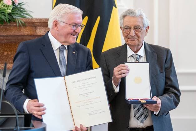 News Bilder des Tages Verleihung Verdienstorden der Bundesrepublik Deutschland an den früheren Bundesinnenminister Baum Gerhart Baum, ehemaliger Bundesinnenminister, wird durch Bundespräsident Frank-Walter Steinmeier mit dem Verdienstorden der Bundesrepublik Deutschland auszeichnet;Verleihung Verdienstorden der Bundesrepublik Deutschland an den früheren Bundesinnenminister Baum Gerhart Baum, ehemaliger Bundesinnenminister, wird durch Bundespräsident Frank-Walter Steinmeier mit dem Verdienstorden der Bundesrepublik Deutschland, *** Awarded Order of Merit of the Federal Republic of Germany to former Federal Minister of the Interior Baum Gerhart Baum, former Federal Minister of the Interior, is awarded the Order of Merit of the Federal Republic of G