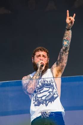 RECORD DATE NOT STATED Post Malone Performing live on TSX Stage at Times Square. (NEW) Post Malone Performing live on TSX Stage at Times Square. July 18, 2023, New York, USA: American rapper Austin Richard Post, known as Post Malone, is performing live at Times Square s TSX stage amidst severe weather with lots of fans crowding the Square . He is singing some of his hit songs and new ones from his new project. Malone is currently going on a World Tour from August through December 2023. Credit: Antony Oliveira Thenews2 (Foto: Anthony Oliveira Thenews2 imago images) Post Malone Performing live on TSX Stage at Times Square.  Copyright: xAnthonyxOliveirax