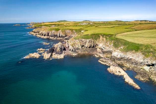 Luftbild Caerfai Bay Die Pembrokeshire Küste bei der Caerfai Bay aus der Luft gesehen, St. Davids, Wales, Großbritannien, Europa Pembrokeshire Coast at the Caerfai Bay Beach seen from above, St. Davids, Wales, United Kingdom of Great Britain, Europe *** Aerial View Caerfai Bay The Pembrokeshire Coast at the Caerfai Bay seen from above, St Davids, Wales, United Kingdom of Great Britain, Europe Pembrokeshire Coast at the Caerfai Bay Beach seen from above, St Davids, Wales, United Kingdom of Great Britain, Europe