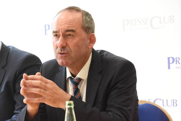 Hubert Aiwanger Freie Waehler, Wirtschafts Minister MdL Fraktionsvorsitzender Muenchen 19.07.2024 Presseclub Muenchen BVMW Bayern Diskussionsrunde der bayerischen Spitzenkandidaten: Was sind die Plaene der Parteien fuer den Mittelstand Muenchen *** Hubert Aiwanger Freie Waehler, Minister of Economic Affairs MdL Parliamentary Group Chairman Munich 19 07 2024 Presseclub Muenchen BVMW Bayern Discussion round of the top Bavarian candidates What are the parties plans for SMEs Munich