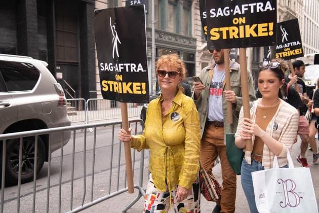 Entertainment Bilder des Tages SAG AFTRA Protest Line continues at Netflix HQ in New York City. Featuring: Susan Sarandon Where: New York, New York, United States When: 19 Jul 2023 Credit: Janet Mayer startraksphoto.com Copyright: xx 52903802 EDITORIAL USE ONLY. NOT FOR USE BY NEWSPAPERS BASED IN THE UK.