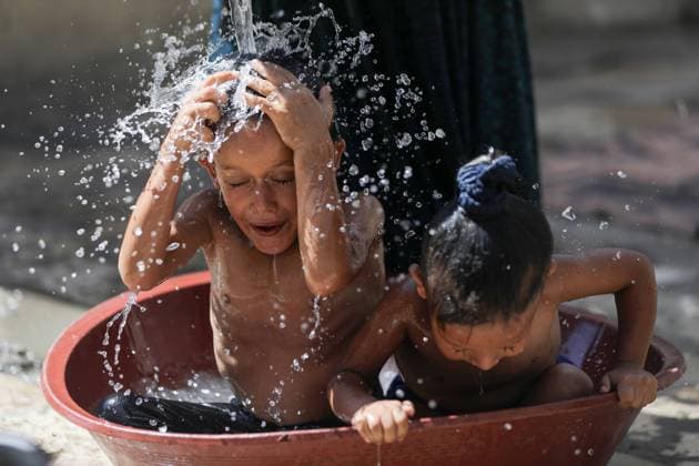 News Bilder des Tages Extreme Heat In Gaza A Palestinian mother is pouring water over her children amidst soaring temperatures and power cuts in Gaza City, Palestine, on July 19, 2023. Gaza Palestine  Copyright: xMajdixFathix originalFilename: fathi-notitle230719_np7xy.jpg