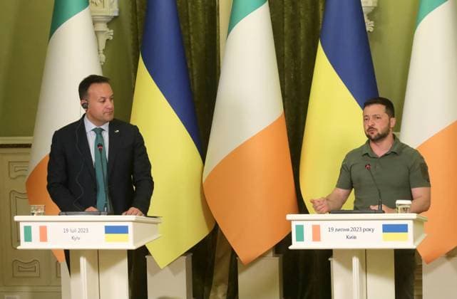 News Bilder des Tages KYIV, UKRAINE - JULY 19, 2023 - President of Ukraine Volodymyr Zelenskyy (R) and Prime Minister of Ireland Leo Varadkar are seen during a joint press conference in Kyiv, capital of Ukraine President of Ukraine and Prime Minister of Ireland meet with press  Copyright: xVolodymyrxTarasovx