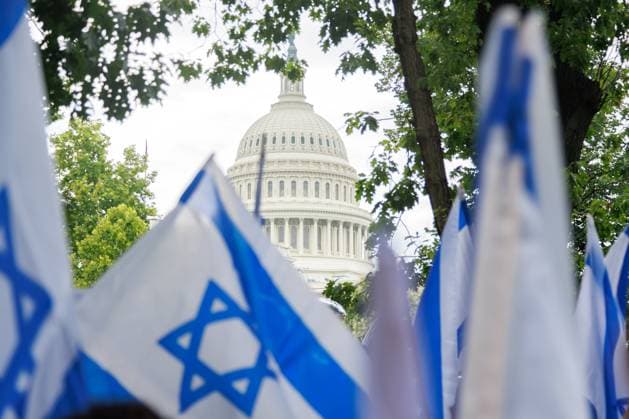 News Bilder des Tages Rally Welcomes Israeli President To DC The Israeli-American led group UnXeptable and leaders and members of the American Jewish community hold a rally near the U.S. Capitol on July 19, 2023 to welcome Israeli President Isaac Herzog to Washington D.C. Washington, D.C. United States  Copyright: xBryanxOlinxDozierx originalFilename: dozier-rallywel230719_np2n5.jpg