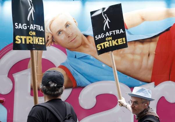Entertainment Themen der Woche KW29 Entertainment Bilder des Tages A Barbie movie poster on the side of a buss pass by members of the Writers Guild of America East and SAG-AFTRA members and Actors who hold signs picketing outside of NBC Studios on Wednesday, July 19, 2023 in New York City. SAG-AFTRA representing 160,000 television and movie actors are now on strike joining screenwriters who have been picketing since May due to a range of issues including pay and the use of artificial intelligence.  NYP20230719103 JOHNxANGELILLO