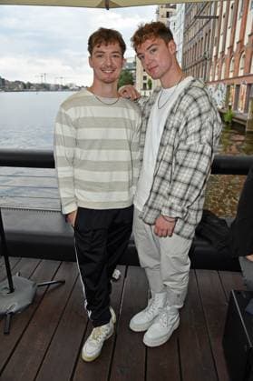 Entertainment Themen der Woche KW29 Entertainment Bilder des Tages HE RO (Roman Lochmann, Heiko Lochmann) beim Dyson Zone Headphones Launch Event im Watergate Club in Berlin am 19.07.2023 *** HE RO Roman Lochmann, Heiko Lochmann at the Dyson Zone Headphones Launch Event at the Watergate Club in Berlin on 19 07 2023