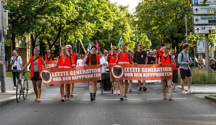News Bilder des Tages July 19, 2023, Munich, Bavaria, Germany: Members and supporters of the Letzte Generation (Last Generation) climate protest group marching in Munich, Germany after the revelations regarding surveillance by the Munich prosecutor s office of communications between journalists and the group. Munich Germany - ZUMAb160 20230719_zbp_b160_066 Copyright: xSachellexBabbarx