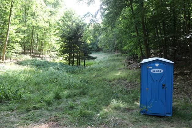 Eisenach 18.07.2023, Eisenach, entlang des Rundwanderwegs Die schoenen Unbekannten im Bild: Dixi (mobile Toilette) steht am Wegrand im Wald *** Eisenach 18 07 2023, Eisenach, along the circular hiking trail The beautiful unknowns in the picture Dixi mobile toilet stands by the wayside in the forest