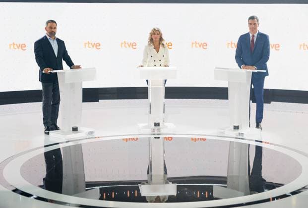 News Bilder des Tages Final Electoral Debate - Madrid (L-R) Presidential candidates, Santiago Abascal (Vox); Yolanda Diaz (Sumar), and Pedro Sanchez (PSOE), before the electoral debate organized by RTVE under the title 23J el debate final , at Estudio 6 in Prado del Rey, on July 19, 2023, in Madrid, Spain. The final electoral debate held today with Pedro Sanchez (PSOE), Santiago Abascal (Vox) and Yolanda Diaz (Sumar) has a duration of 90 minutes and is divided into three thematic blocks. The debate is broadcasted live on La 1, Canal 24 Horas, TVE Internacional, Radio Nacional, Radio 5, Radio Exterior, the web RTVE.es and the platform RTVE Play and is structured in a block of economy, another one of social policies and the third one of pacts of States and po  Copyright: xEuropaxPress ABACAx 861345_021 EuropaxPress ABACAx 861345_021 