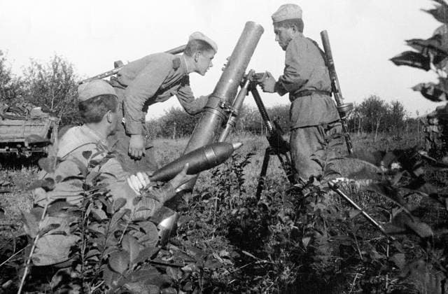 MORTAR GUNNERS 625 13.08.1943 Mortar-gunners under Senior Sergeant P. Shinkaruk s command firing at the enemy. Olga Lander Sputnik Ligovka Kharkiv region Ukraine  Copyright: xOlgaxLanderx